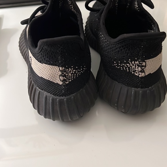 Yeezy Boost 350 V2 ‘OREO’ - Picture 9 of 10
